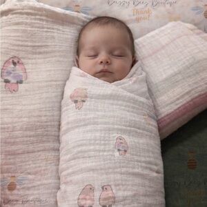 EUC Aden+Anais 2 pk Cotton Soft Muslin Baby Seaddle - White and Pink